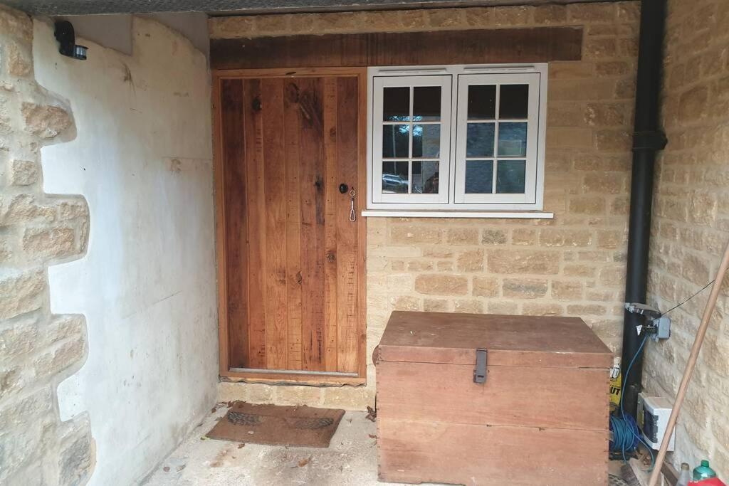 Traditional coach house in rural private estate. Yeovil Exterior foto